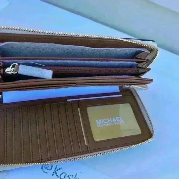 Michael Kors Travel Continental Wristlet Large MK Signature wallet Vanilla - Picture 4 of 5